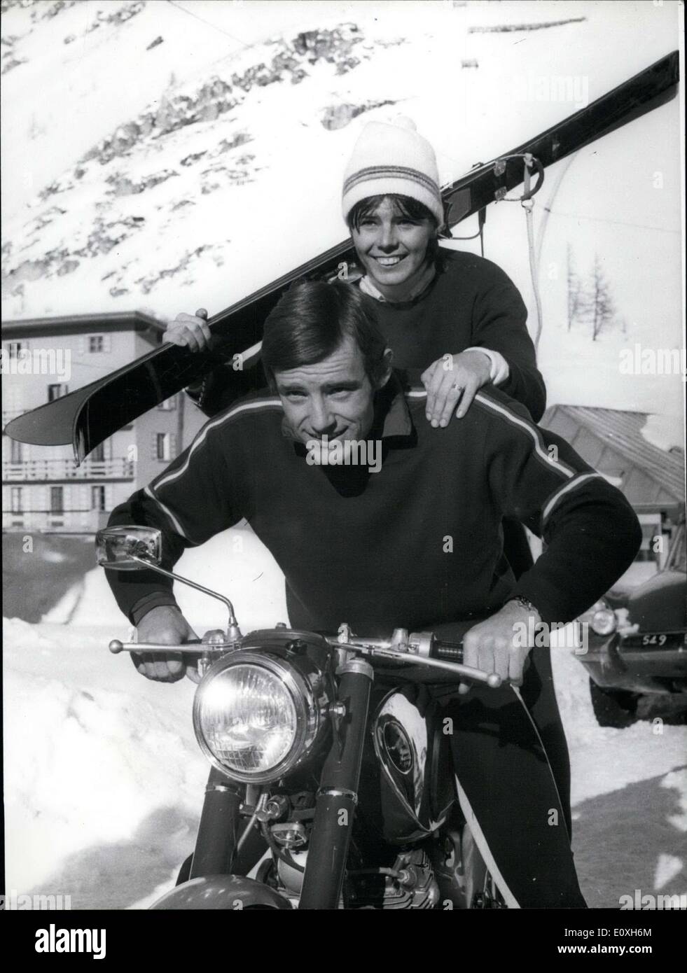 18 déc., 1966 - Photo : Jean-Claude Kelly tente sa moto super qu'il a reçu  lorsqu'il a remporté les jeux à la première manifestation de la neige dans  les rues de l'Isère