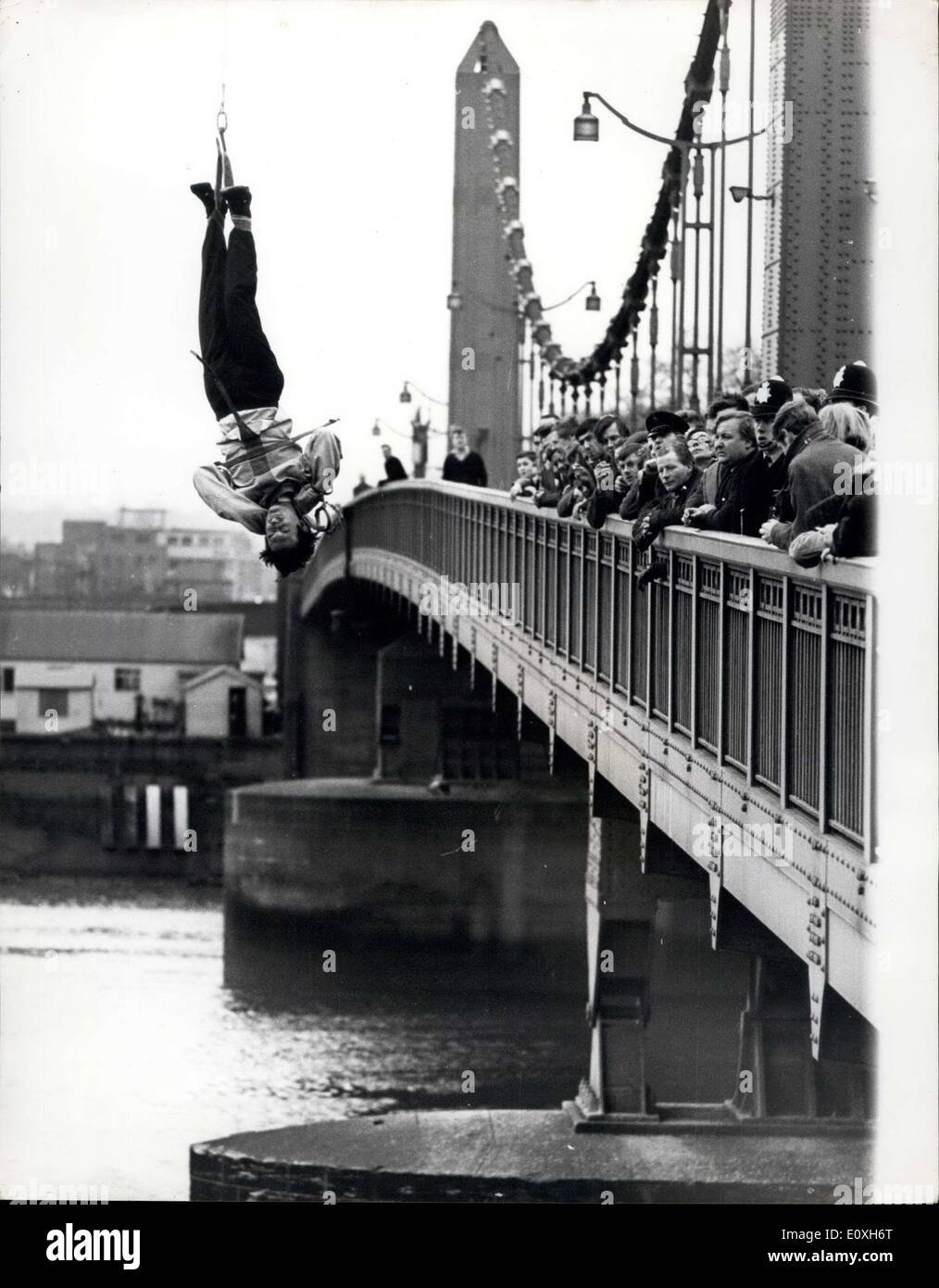 Le 19 décembre 1966 - défi Escapologist accepte de s'échapper d'une camisole de force si suspendu à l'envers sur Thames : Timothy Dill-Russell, conseiller l'assassin pour la comédie musicale "'Man of Magic'' au Piccadilly Theatre aujourd'hui a tenté un style Houdini échapper à un carcan alors que suspendu par ses talons à l'envers d'une grue sur la Tamise à Chelsea Bridge. Il a été mis au défi de le faire par Stuart Damon, qui joue dans le spectacle de Houdini Banque D'Images