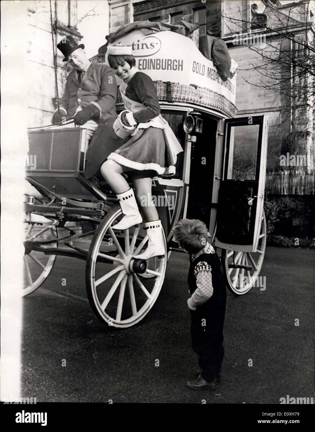23 décembre 1966 - entraîneur de scène pour Mlle Santa Claus: Complète avec sa mini-jupe rouge et blanche, Janette McGrouther, âgée de 18 ans, d'Édimbourg, agit comme une Miss Santa Claus cette semaine. Elle voyage autour des maisons des enfants dans un entraîneur de scène tiré par des chevaux, distribuant des gâteaux et des jouets de Noël aux enfants. Son premier appel a été à la maison du Seigneur et de la Dame Plwarth pour les enfants Banque D'Images