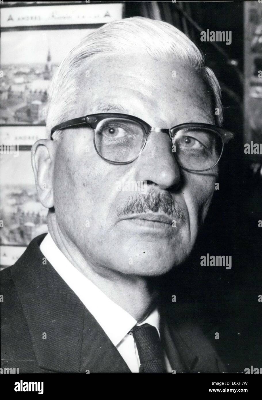 29 déc., 1966 - Sur la photo est l'ancien chancelier autrichien Kurt von Schuschnigg. Il est retourné à l'Autriche au début de 1967 après avoir vécu en exil aux États-Unis pendant 21 ans. Il voulait retourner à la région d'Innsbruck où il voulait passer ses dernières années. Schuschnigg a été emprisonné par Hitler après l'annexion de l'Autriche lorsqu'il a refusé de collaborer avec les Nazis. Après avoir été libéré par les troupes américaines du camp de prisonniers de Dachau, il est allé aux États-Unis. Banque D'Images