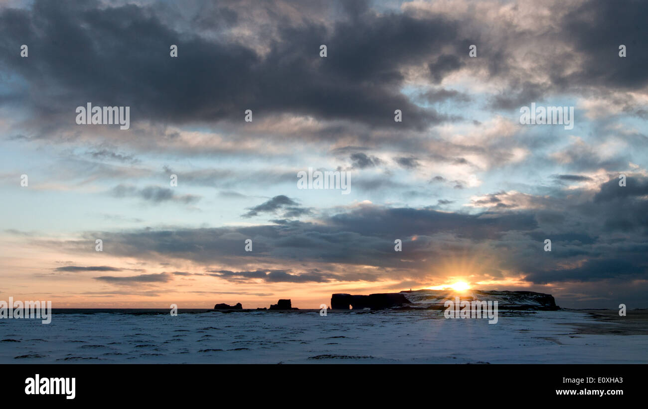 Coucher de soleil sur Vik - les derniers rayons du jour sur Dyrholaey, Vik, Sud de l'Islande. Banque D'Images