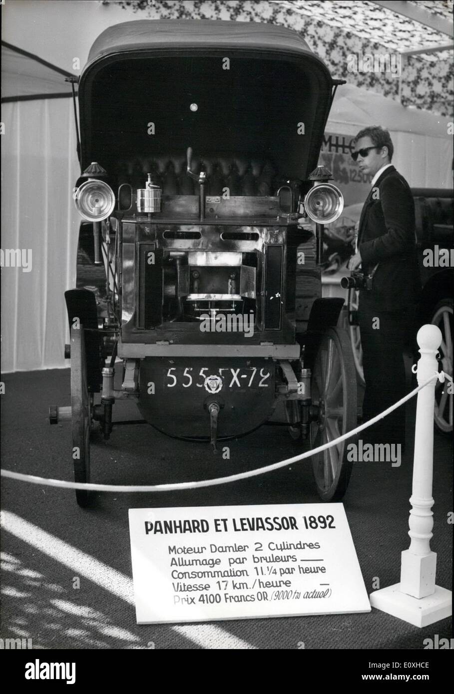 10 octobre 1966 - ancien ou nouveau ; une exposition de voitures anciennes  datant du début du siècle se tient à la Porte De Versailles Paris en  liaison avec le rapport annuel