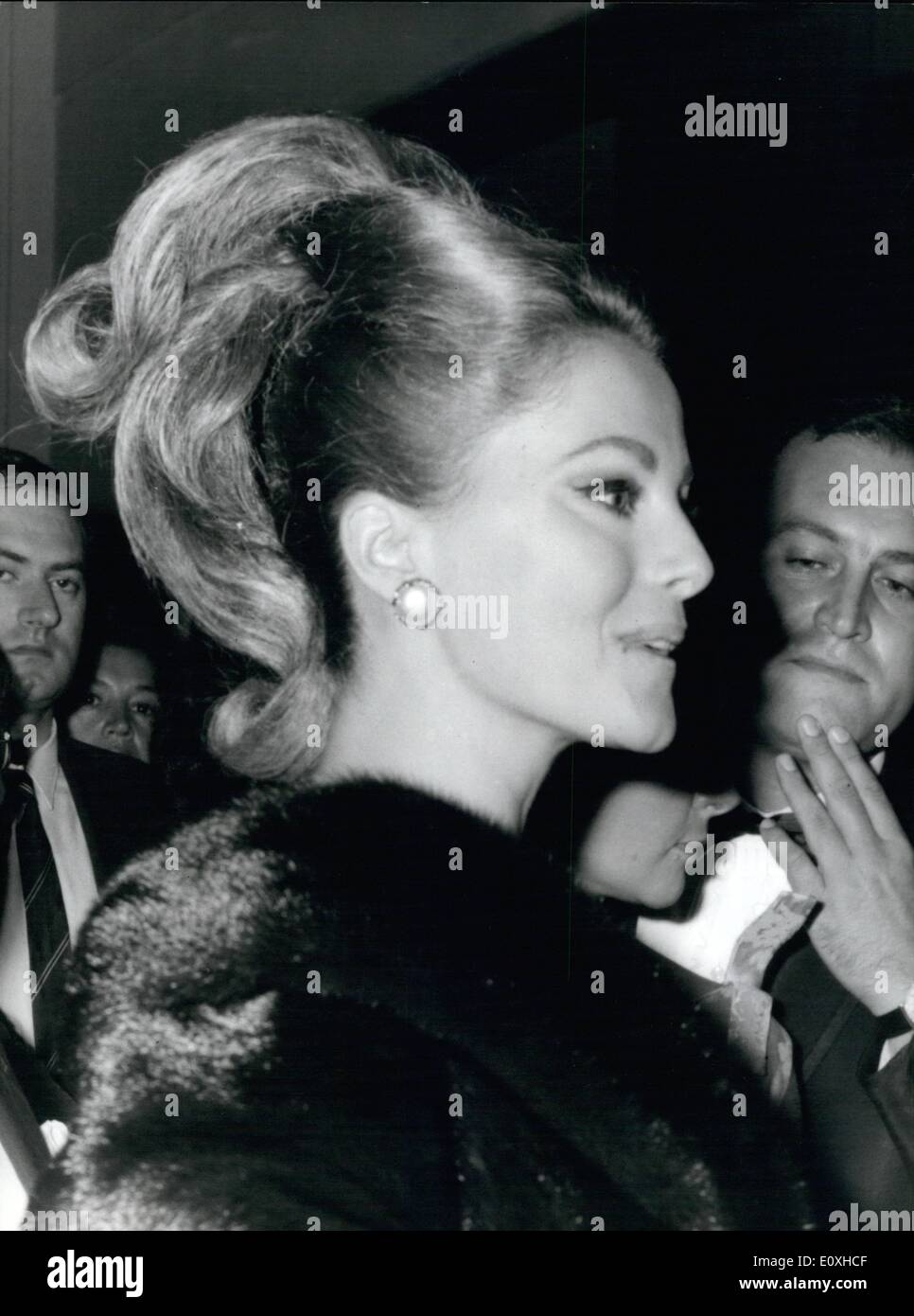 10 octobre 1966 - Soirée de gala au théâtre Sistina pour la ''Maschere d ''Argento'' (masque d'argent), le prix décerné annuellement par l'Association des journalistes de Rome. Liz Taylor et Richard Burton la nuit dernière a reçu le Silver Award en tant que masque le meilleur film italien non stars. Banque D'Images