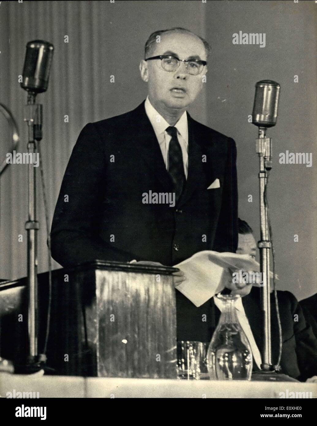 19 octobre 1966 - CÉRÉMONIE COMMÉMORATIVE DE L'UNESCO. Une cérémonie commémorative marquant le 20e anniversaire de la fondation de l'UNESCO (Organisation des Nations Unies pour l'éducation la science et la culture), a eu lieu aujourd'hui à Banqueting House, Whitehall, Londres. 30 membres du Conseil exécutif de l'UNESCO et les principaux membres de son secrétariat ont été présents. Le premier ministre, M. Harold Wilson a été l'orateur principal. Photo : M. René Maheu, directeur général de l'UNESCO, aujourd'hui la parole. Banque D'Images