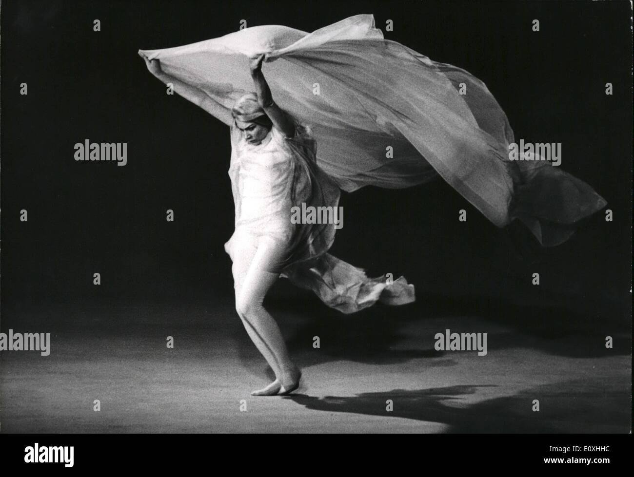 01 janvier 1967 - Shirley MacLaine comme Salomé in film Woman Times Seven. Banque D'Images