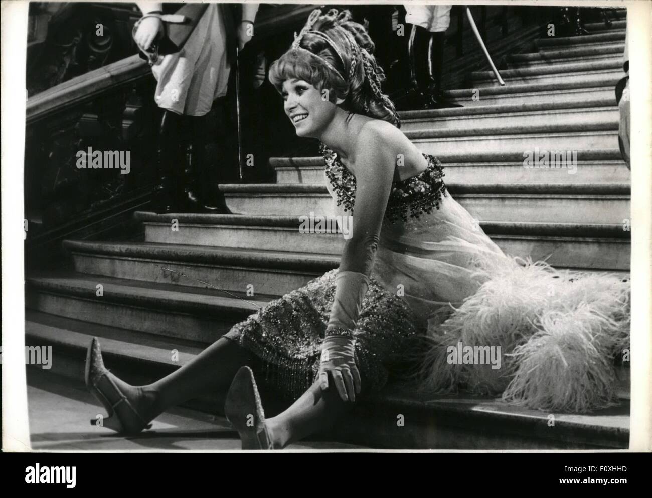 01 janvier 1967 - Shirley MacLaine dans film Woman Times Seven toutes les plumes de vol à la paillette, Escalier de l'opéra. Banque D'Images