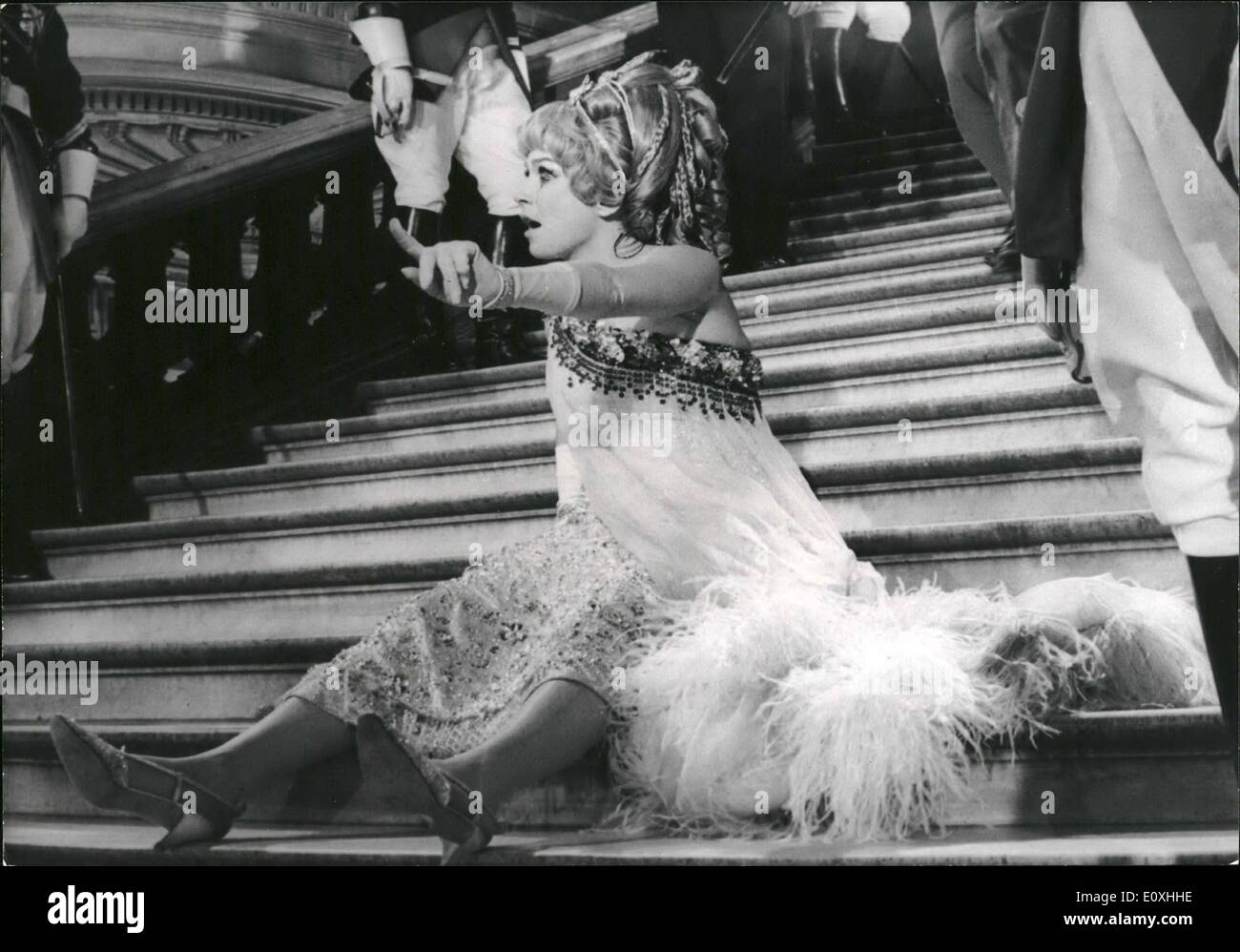 01 janvier 1967 - Shirley Maclaine dans film Woman Times Seven : Toutes les plumes et les paillettes, le vol à l'escalier de l'Opéra. Banque D'Images