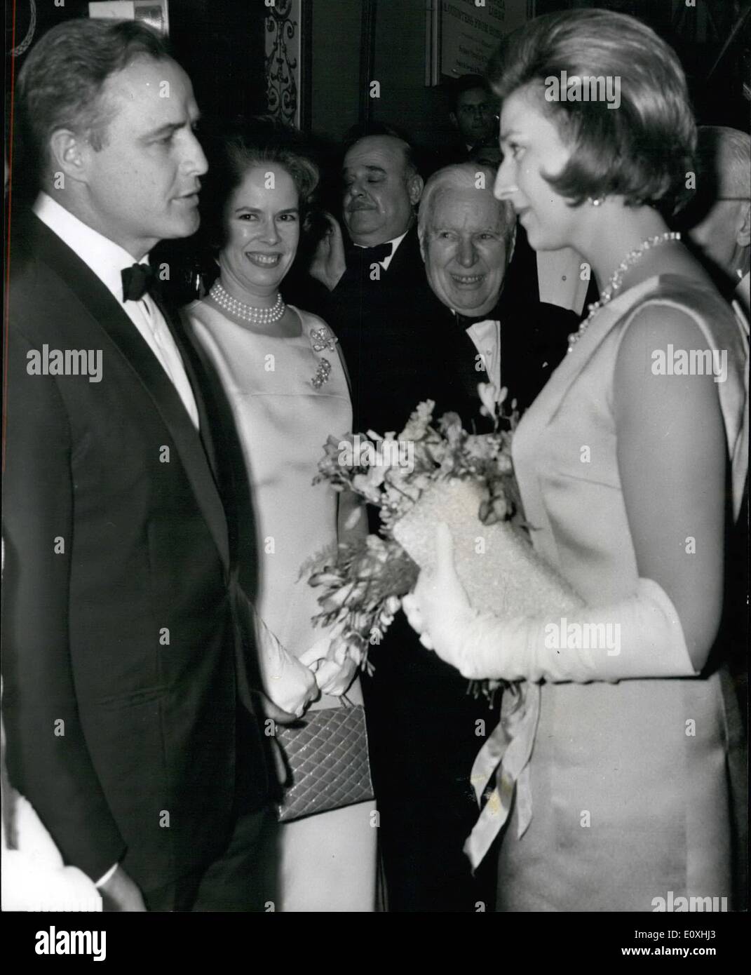 01 janv., 1967 - Première mondiale d'une comtesse de Hong Kong .. La première mondiale du film La Comtesse de Hong Kong , qui a été écrit et réalisé par Charlie Chaplin, a eu lieu hier soir au Carlton Cinema, Haymarket. C'était quelque chose d'une famille Chaplin occasion. Quatre Rolls Royce a pris M. Chaplin, sa femme, Oona et sept de leurs enfants, à la première, qui a été suivi par la Princesse Alexandra. Stars du film sont Marlon Brando et Sophia Loren. Photo montre : - Marlon Brando la star du film est présenté à la Princesse Alexandra au Carlton Theatre ce soir Banque D'Images