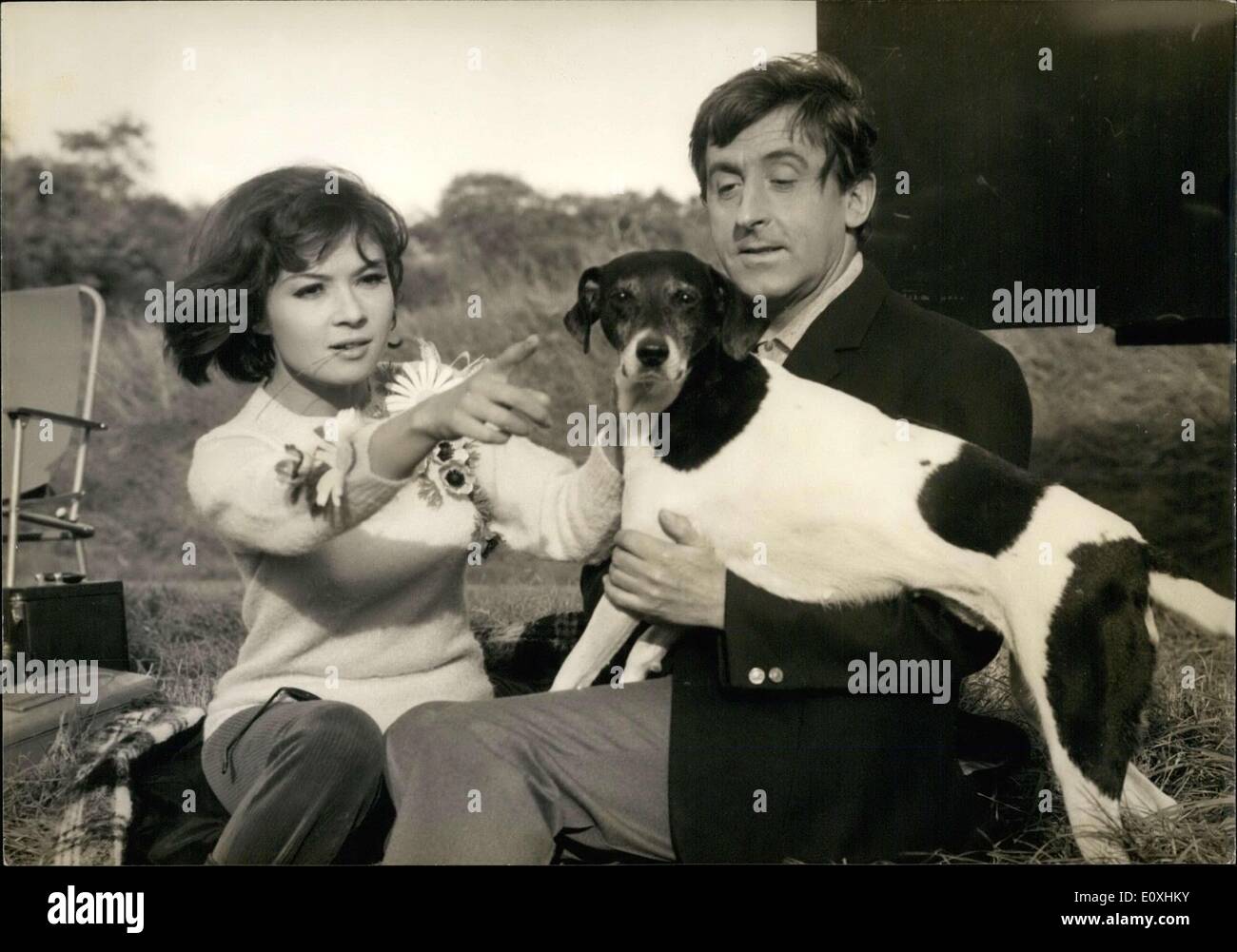 22 octobre 1966 - Dany Carrel & Jean Lefevre avec tournage chien ''un idiot à Paris" Banque D'Images