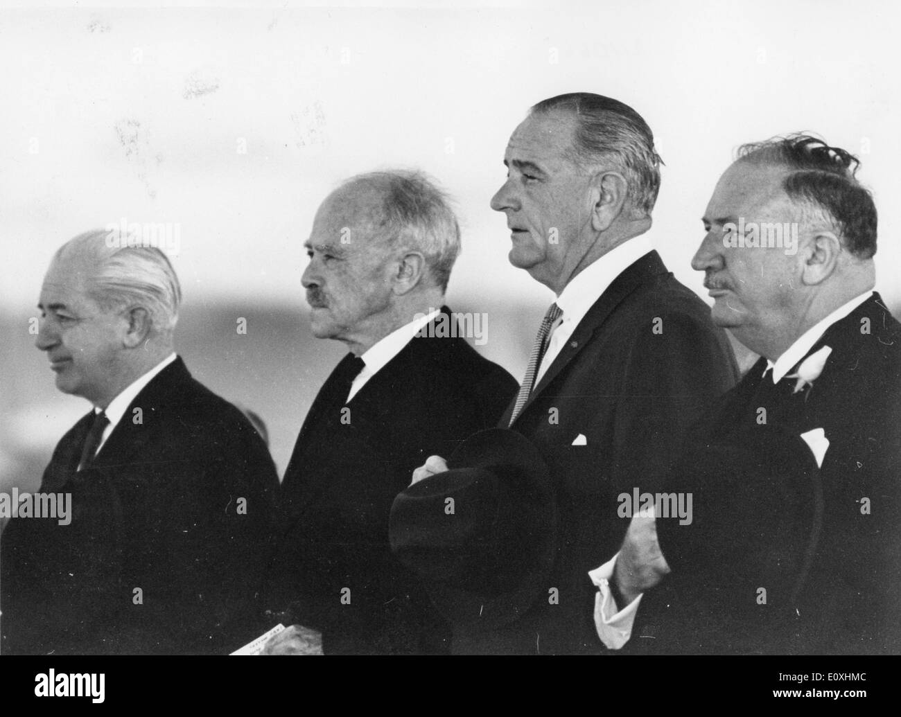 25 octobre 1966 - Canberra, District de Columbia, de l'Australie - Lyndon Baines Johnson (Août 27, 1908 - janvier 22, 1973) souvent appelée LBJ, était le 36e président des États-Unis (1963-1969) après son service comme la 37e Vice-président des États-Unis (1961-1963). Sur la photo : avec Austraiian PM HOLT. Banque D'Images