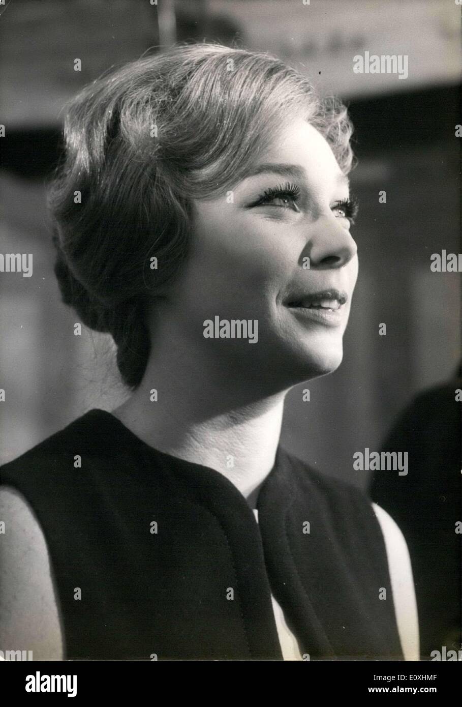 26 octobre 1966 - Shirley MacLaine pendant la prise ''Woman Times Seven' Banque D'Images