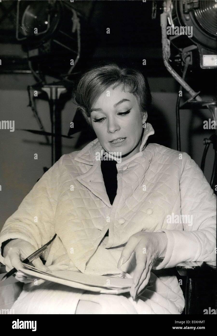 28 octobre, 1966 - Shirley MacLaine pendant la prise ''Woman Times Seven' Banque D'Images