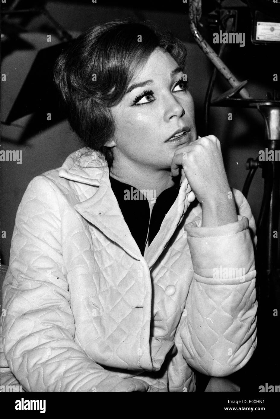 L'actrice Shirley MacLaine regarder quelque chose Banque D'Images