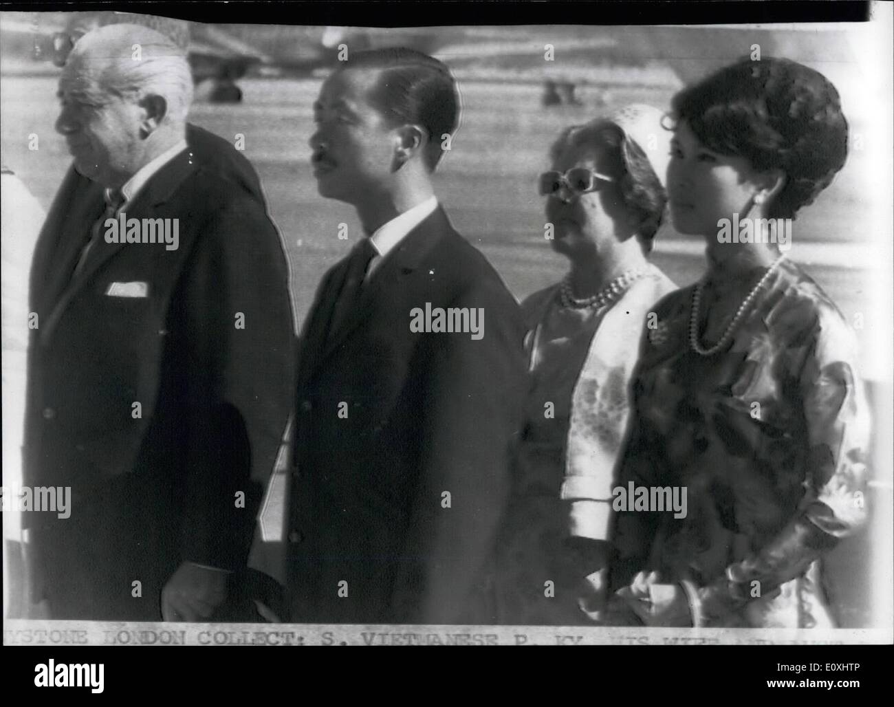 01 janvier 1967 - Le Premier Ministre du Vietnam du Sud en Australie. La photo montre le Vietnam du Sud Premier Ky et sa femme, avec le Premier Ministre australien, M. Holt et sa femme, durant l'hymne national, après l'arrivée du premier Ky à Canberra, Australie. Banque D'Images