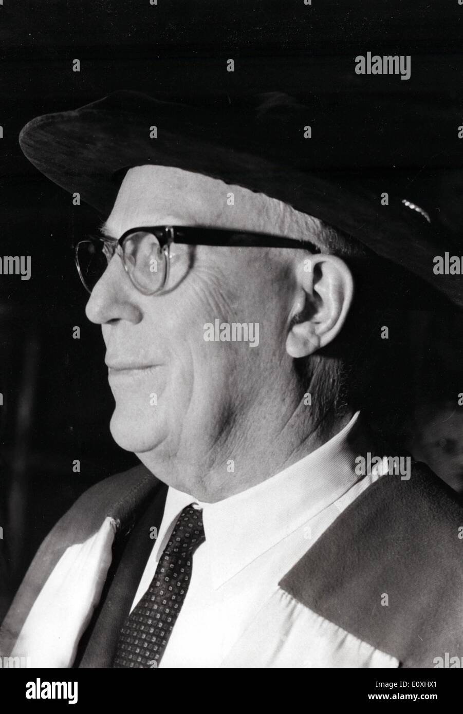 01 janvier 1967 - Montréal, Québec, Canada - Photo : circa 1967. Un demi-siècle après la décision historique dans l'affaire Brown c. Board of Education qui a renversé la ségrégation en matière d'éducation, les Etats-Unis est marquant les 50 ans de l'école. L'intégration raciale Le juge en chef de la Cour suprême Earl Warren, à l'ouverture de la nouvelle École de droit de l'Université McGill. Dans l'affaire Brown c. Board of Education, Warren est l'auteur de la décision établissant que ''separate équipements éducatifs sont fondamentalement inégales.'' Cette décision a annulé la précédente tenue d'affaire Plessy contre Ferguson. Banque D'Images