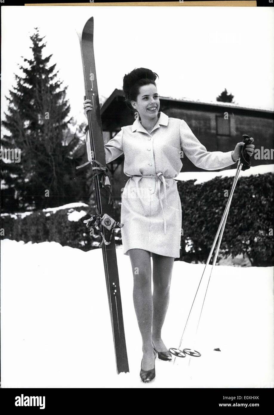 02 janvier 1967 - Cette mini-jupe ne permet pas d'acrobatie, de ski -  c'est, cependant, juste pour les heures après, pour Apres-Ski pour être  exact ! Introduit il y a plusieurs années