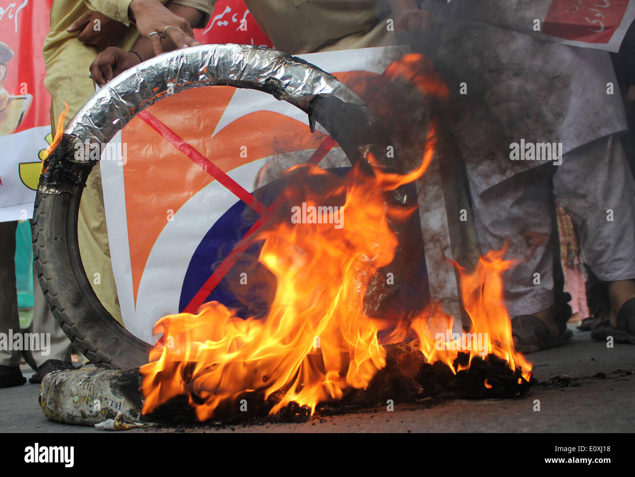 LAHORE, PAKISTAN-Mai 20 : les travailleurs pakistanais de parti religieux (PASBAN) la gravure du logo d'une célèbre chaîne de télévision Geo News, à Lahore, au Pakistan en mai 20,2014.Le programme Geo, Utho Jago, le Pakistan a fait une erreur de jugement critique en essayant de fusionner avec matériel religieux sensibles crass divertissement.(Photo de Rana Sajid Hussain/Pacific Press ) Banque D'Images