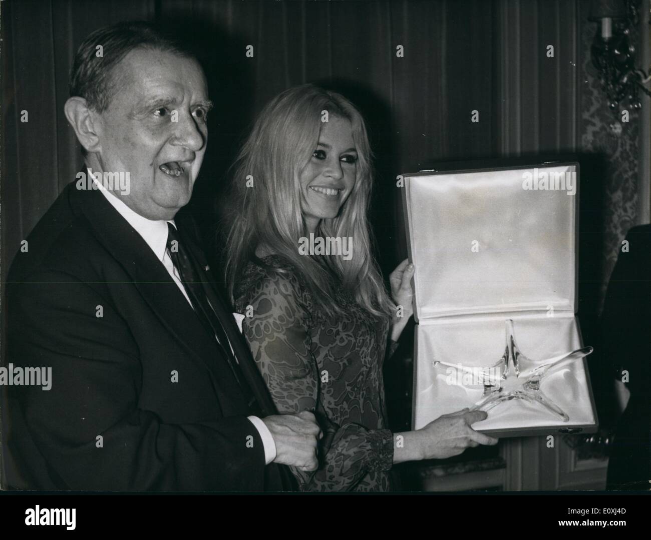 11 novembre 1966 - Cristal colombe et Star pour B.B. : Brigitte Bardot a été l'un des récipiendaires de la Colombe Cristal, un prix spécial accordé par l'Académie du cinéma français. Photo montre Brigitte Bardot, photographiée avec l'Ciristal Star. Sur le côté gauche de Georges Auric Président de l'Académie. Banque D'Images