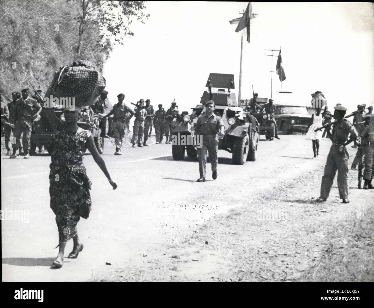 02 février 1967 - Congo White  et gendarmes katangais patrouiller dans la périphérie de la jumelle de Bunkkavu, garde-le dans la mesure du possible l'attaque par les soldats congolais du Président Mobutu. Credit : Camerapix Banque D'Images