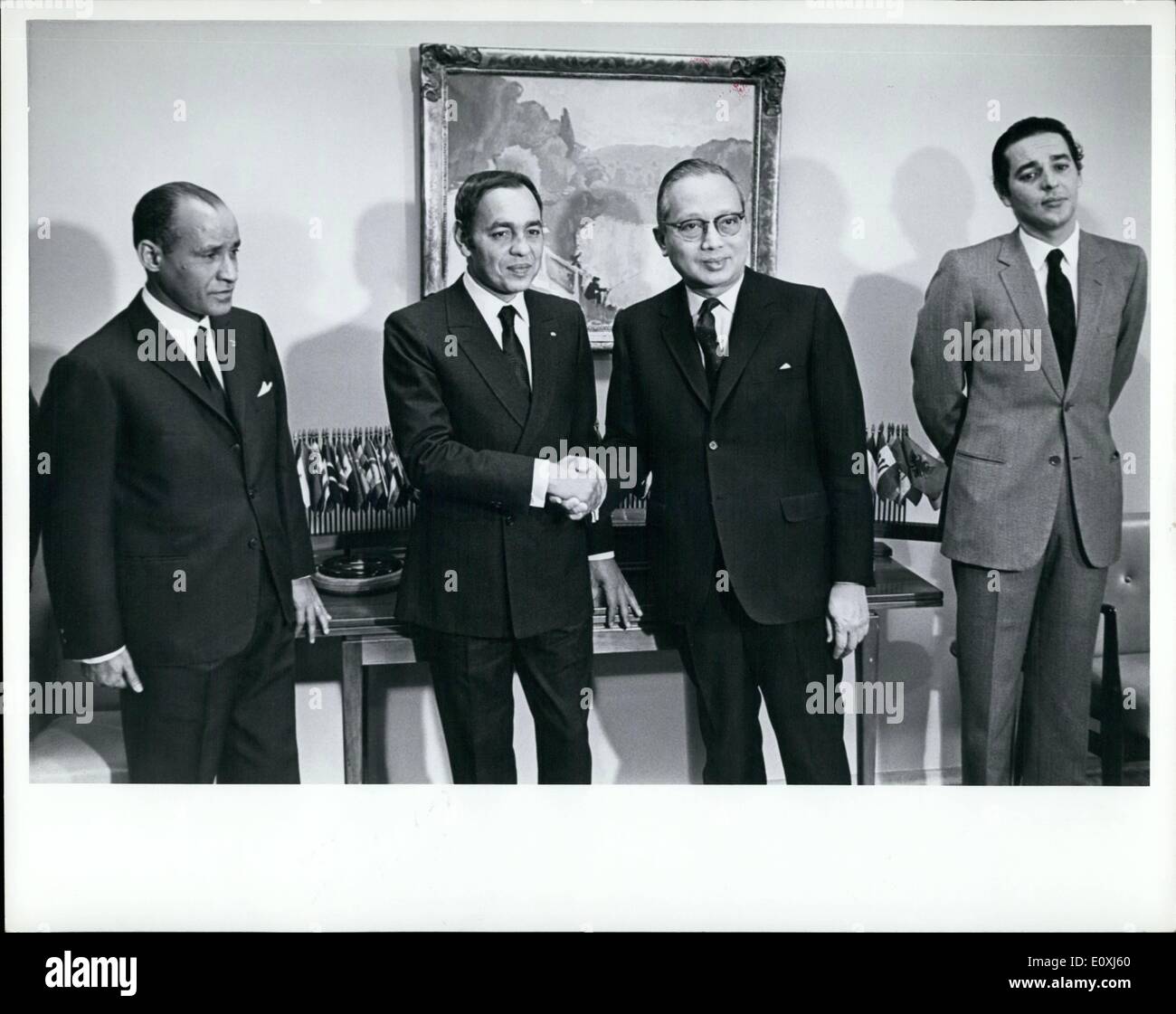 10 févr. 02, 1967 - Le Roi Haussen II du Maroc a effectué une visite officielle au siège de l'Organisation des Nations Unies aujourd'hui. Il s'est entretenu avec le Secrétaire général U Thant et assisté à un dîner donné en son honneur par le Secrétaire général. Le Roi Hassan (2e de gauche) se serrer la main avec Secrétaire général U Thant. À gauche est l'Ambassadeur jour Ould Sidi Baba, Représentant permanent du Maroc auprès de l'ONU, et à la droite est le Prince Moulay Abdallah. Banque D'Images