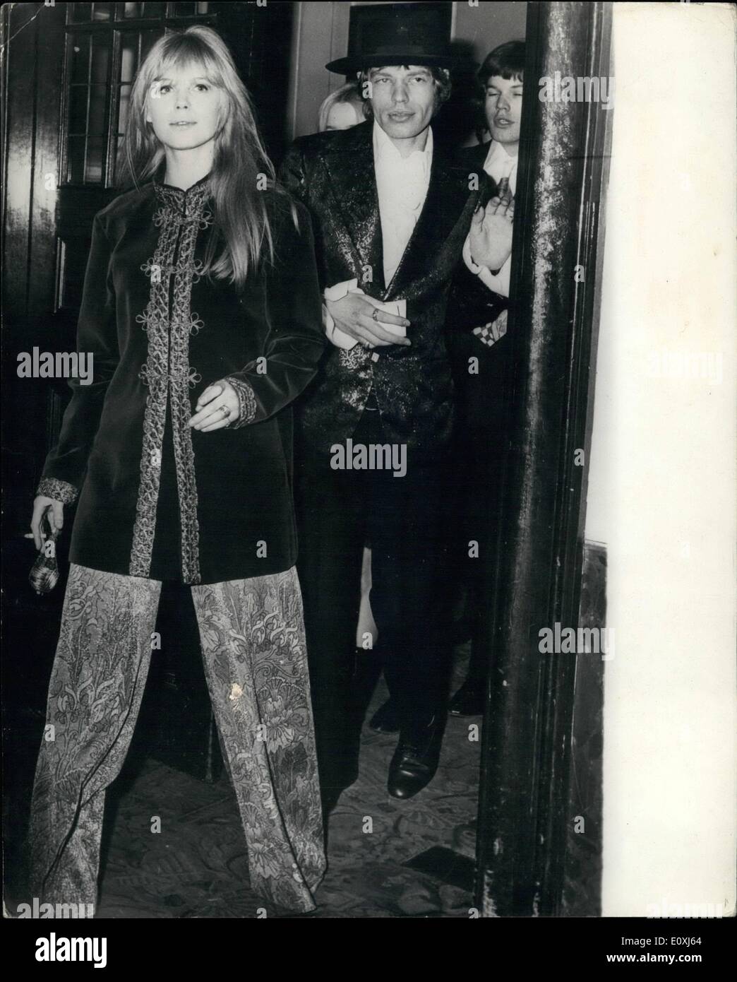 02 février 1967 - Gala des styles pour Mick et Marianne : l'établissement de leurs propres styles pour une soirée au ballet sont pop star, Mick Jagger des Rolling Stones et son ami, le chanteur pop Marianne Faithful, représenté comme ils sont arrivés à la Royal Opera House, Covent Garden, Londres la nuit dernière, pour le Royal Ballet de gala. Mick est à un sombrero noir et une veste couverte de broderies multicolores. Marianne porte une tunique de velours tressé avec de larges pantalons à motifs floraux. Le couple est arrivé juste comme les performances de démarrage et de l'est ils ont été bousculés à leur place Banque D'Images