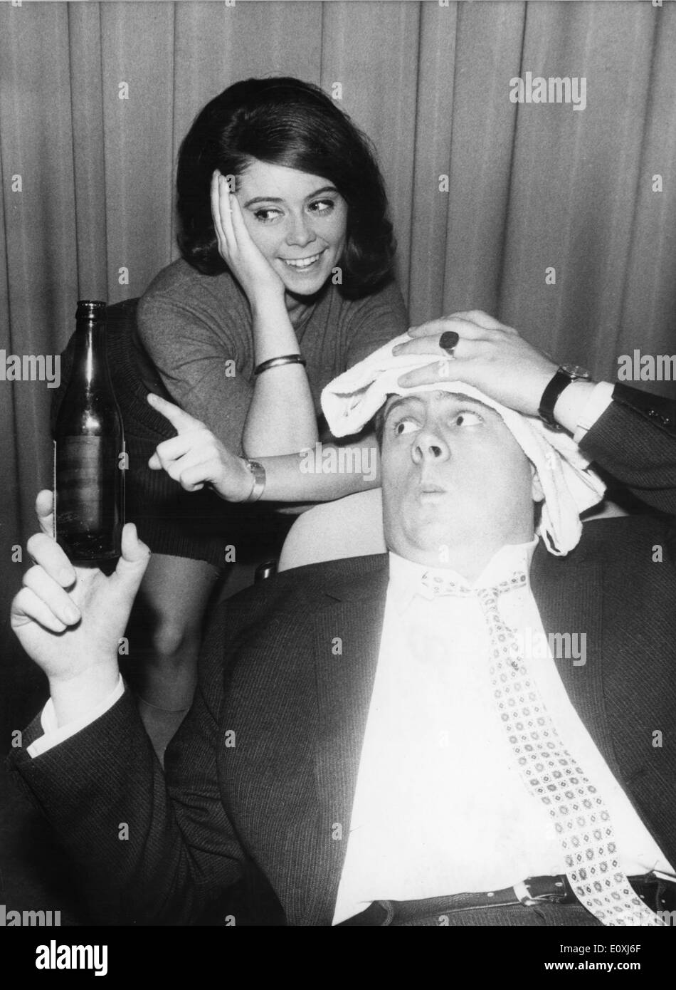 4 février 1967 - Berlin, Allemand - Chanteur WENCKE MYHRE et comédien Bill RAMSEY dans la comédie musicale, 'Eins CHance fur Karin.' Banque D'Images
