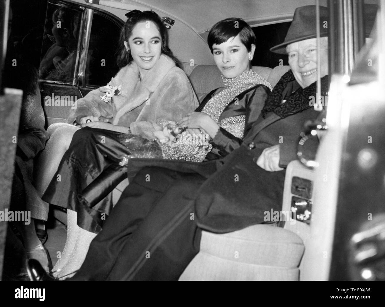 Charlie Chaplin dans une voiture avec ses filles Joséphine et Geraldine Banque D'Images