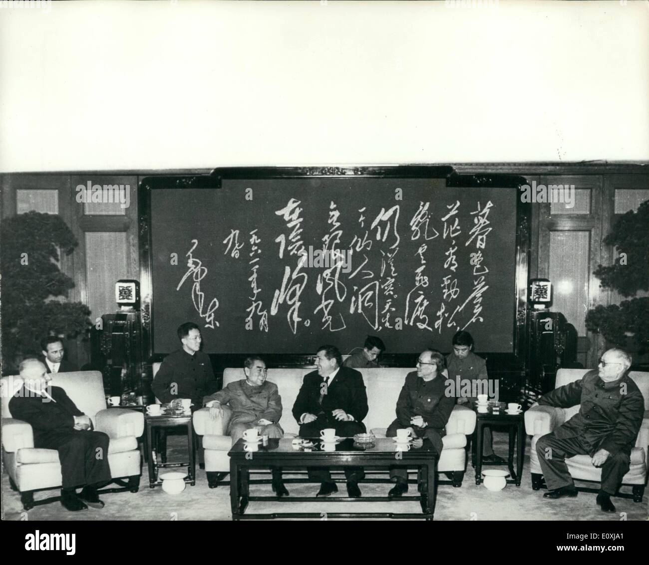 19 janvier 1967 - 19-1-67 sous un poème de Mao Tse Tung. Cette photo a été prise le 14 janvier à Pékin. Chou En Lai, qui apparaît dans le meilleur de l'humour, reçoit une délégation militaire albanais. Derrière lui un grand tableau noir sur lequel un poème composé par Mao Tse Tung est écrit de sa propre main. Photo montre : Chou En Lai assis sous le poème composé par Mao Tse Tung. Banque D'Images