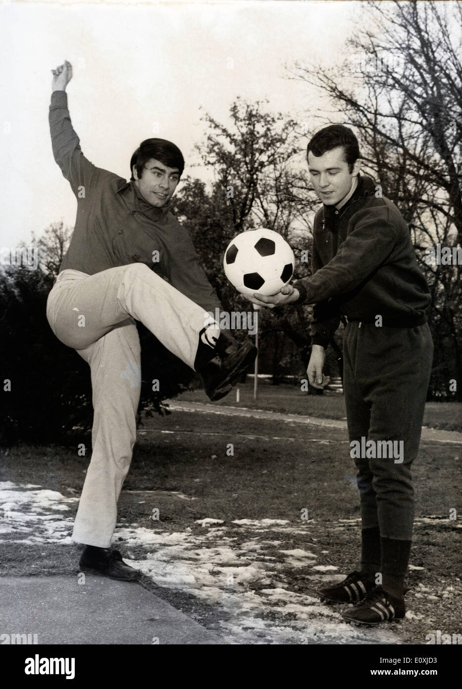 Roy Black chanteur et champion de football Franz Beckenbauer botter un ballon Banque D'Images