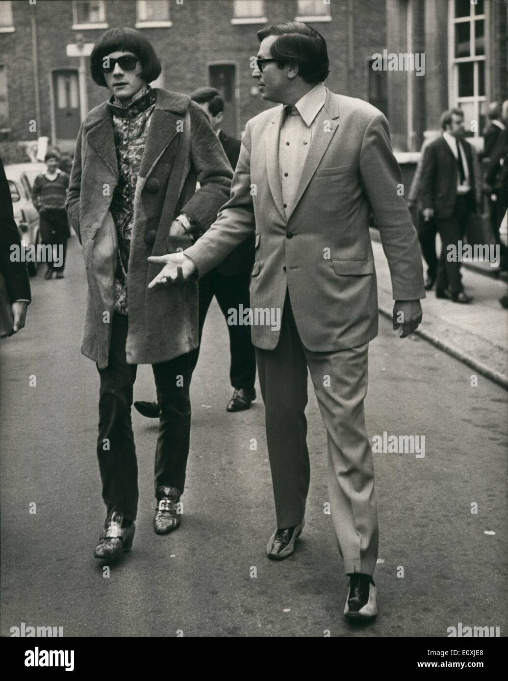 02 février 1967 - Rolling Stone Brian JO en cour aujourd'hui : Brian JO, le  membre de 25 ans des Rolling Stones, a comparu aujourd'hui devant la West  London court pour des