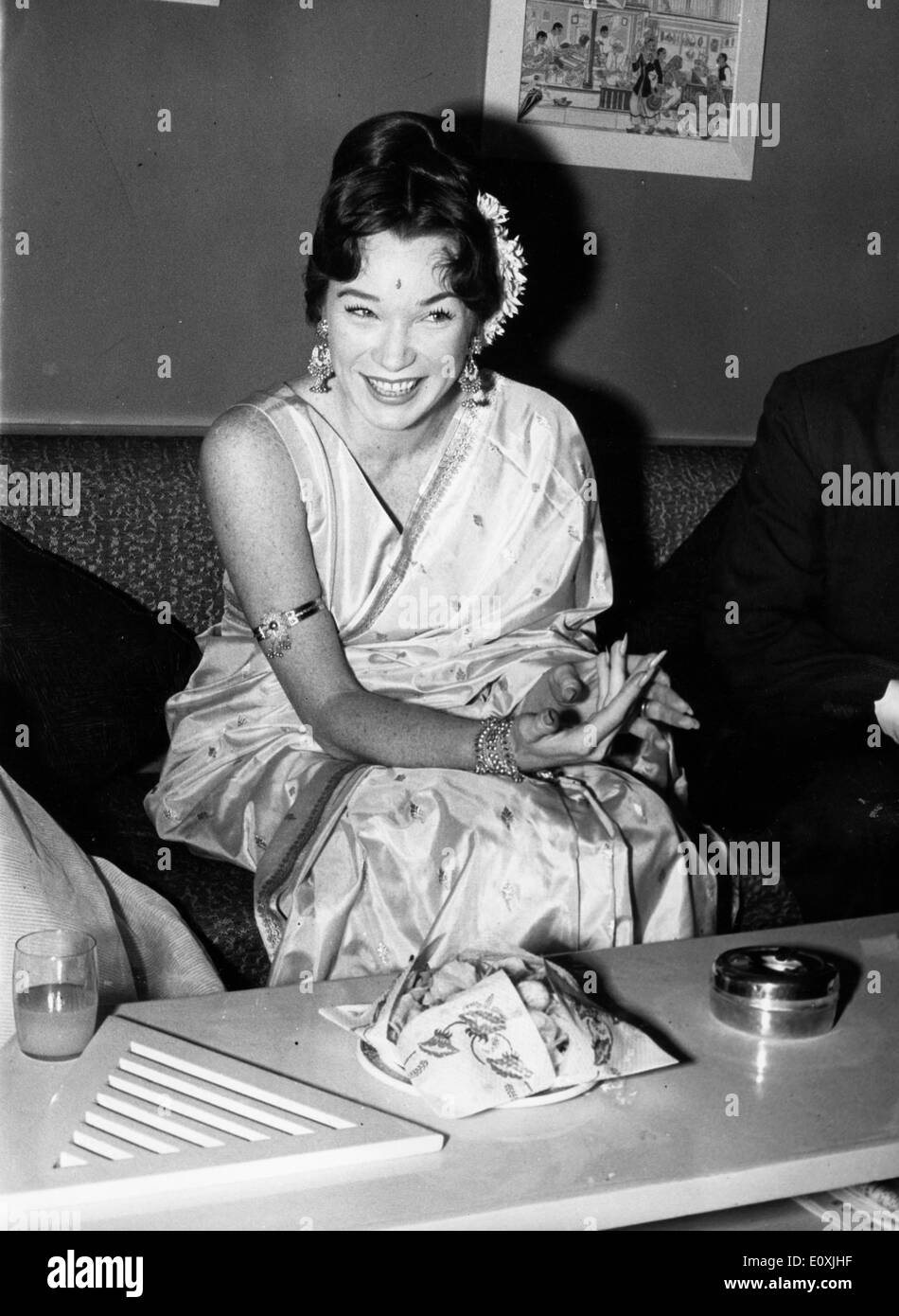 L'actrice Shirley MacLaine portant un sari indien lors d'une conférence de presse à Bombay Banque D'Images