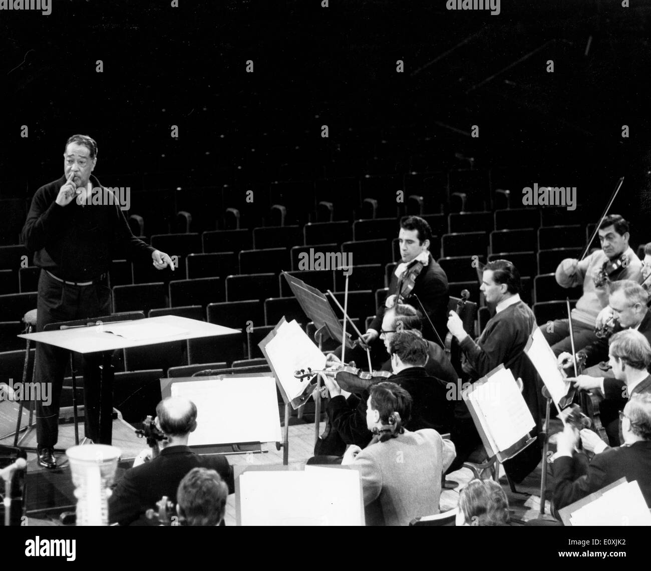 Musicien de jazz Duke Ellington la conduite de l'Orchestre philharmonique de Londres Banque D'Images