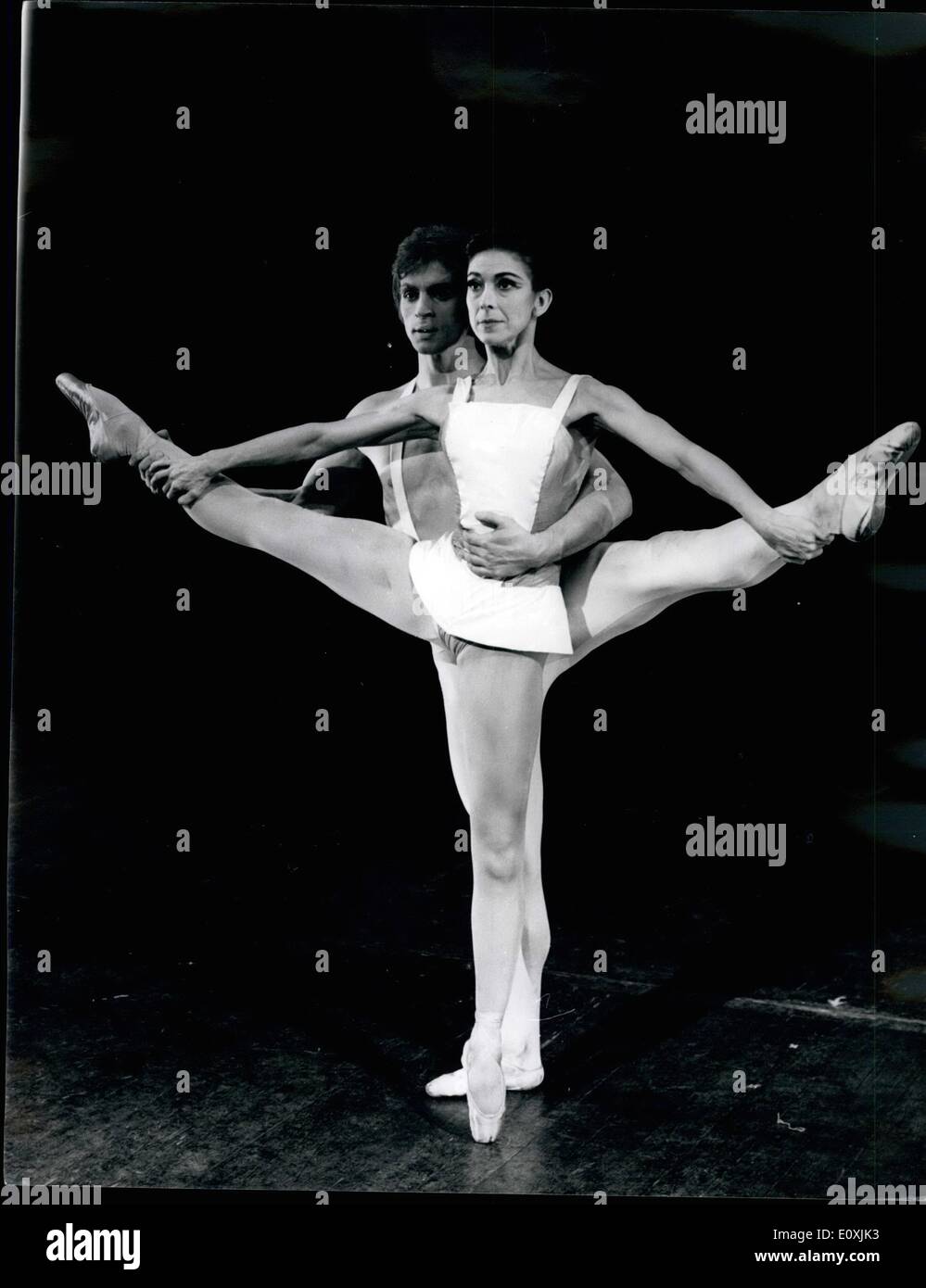 20 février 1967 - 20-2-67 Répétition pour le paradis perdu. La première mondiale du ballet de Roland Petit Paradis perdu, avec Margot Fonteyn et Rudolf Noureev, sera donnée le jeudi (Feb 23rd), lors d'un gala en présence de la princesse Margaret et lord Snowdon, au Royal Opera House, Covent Garden. Une répétition générale a eu lieu aujourd'hui. Photo : Keystone montre la ballerine Margot Fonteyn, que l'on voit aujourd'hui lors de cette répétition. Banque D'Images