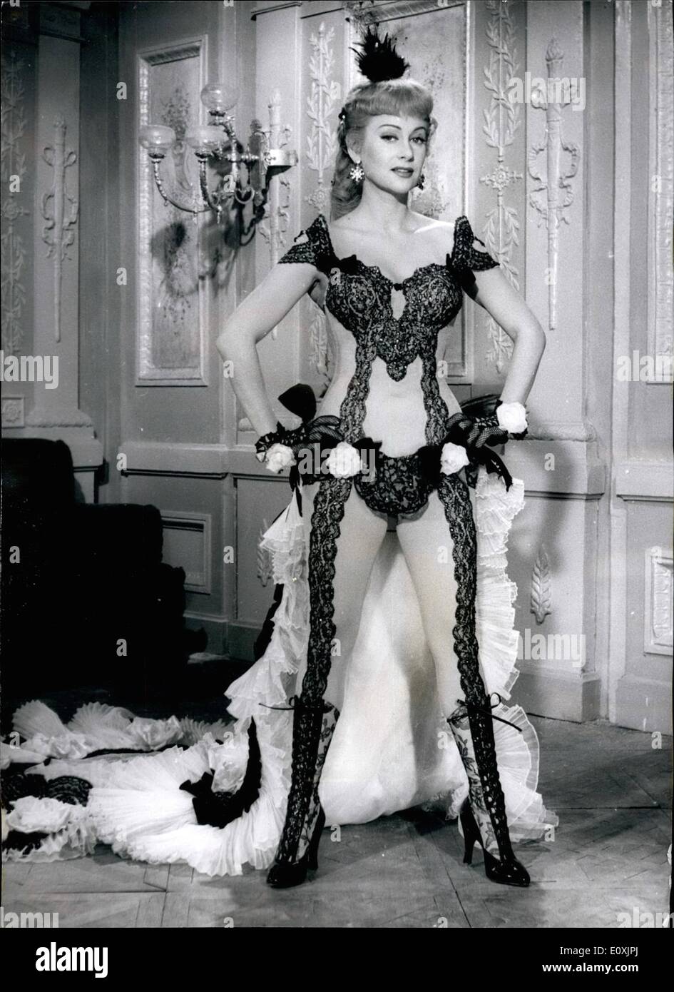 02 février 1967 - Carol Marine mort. : Film star Martine Carol, qui a été retrouvé mort aujourd'hui à sa suite à l'Hôtel de Paris à Monte Carlo, est vu dans ce stock photo, portant des collants dentelle dans le film ''Nana' Banque D'Images