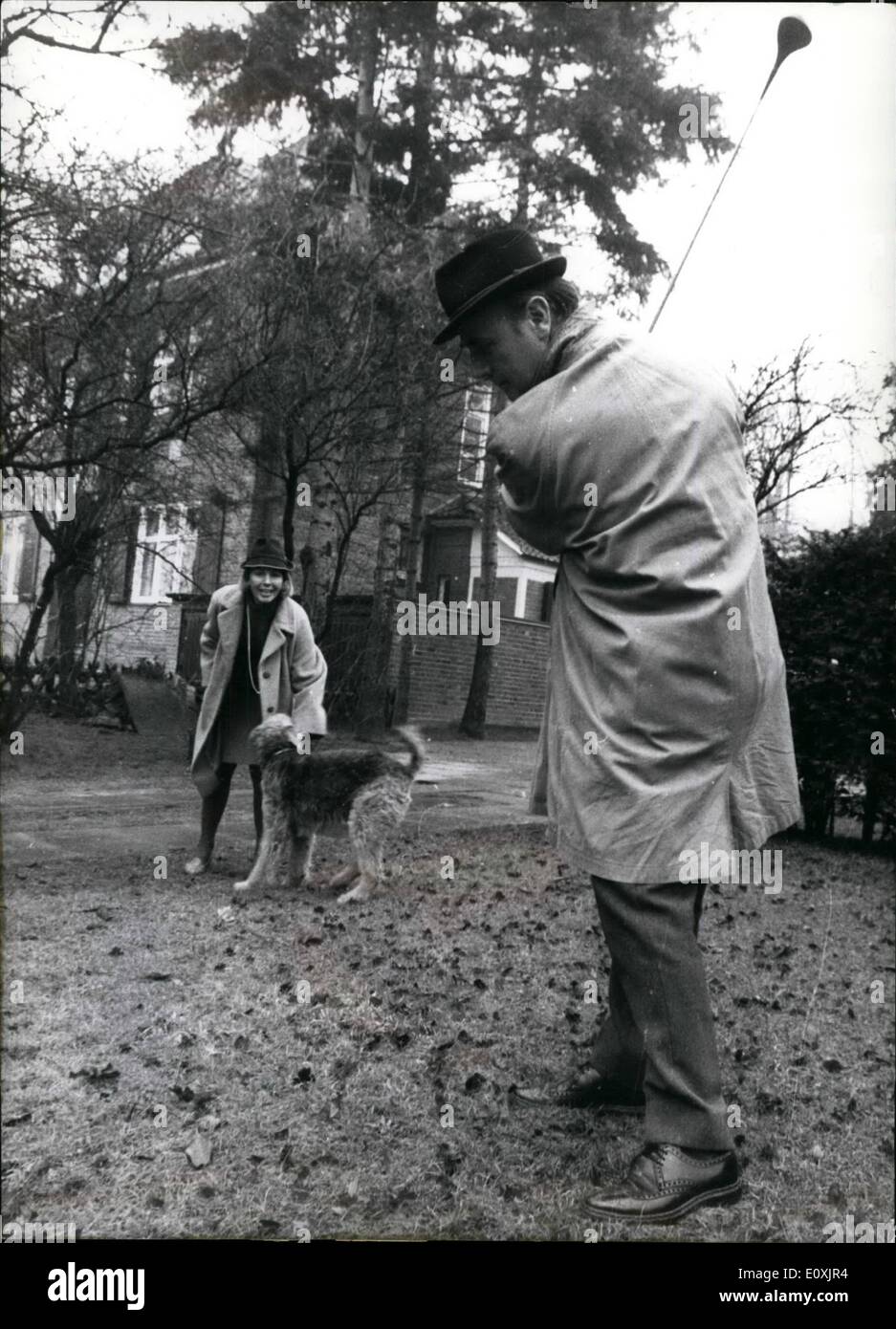 02 février 1967 - Gunter Schweimer, 54 ans, est depuis le 1er janvier 1965 président du NPD (Parti national de l'Allemagne). Déjà 1925 Schweimer s'est joint à la jeunesse d'Hitler, 1931, il devient membre du NSDAP ; 1932 il rejoint la SS. Déjà 1933, il appartenait à la ''Garde du corps'' d'Adolf Hitler. 1938 Schweimer = devint aide-de-camp du ''-Foreign-Minister de Reich'' Joachim von Ribbentrop. Un an plus tard, il est SS- ''Hauptstrum» - chef. 19741 Schweimer est devenu le conseiller de légation dans Ribbentop. 1942 il est allé à l'avant comme un officier SS Banque D'Images