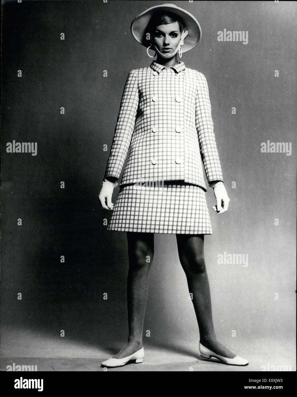 02 février 1967 - Mode de Paris. Jean Patou Collection Printemps 1967. OPS  : Ce deux pièces, appelé ''Mr. Brown'', est composé d'une longue veste sur  une jupe courte en blanc et