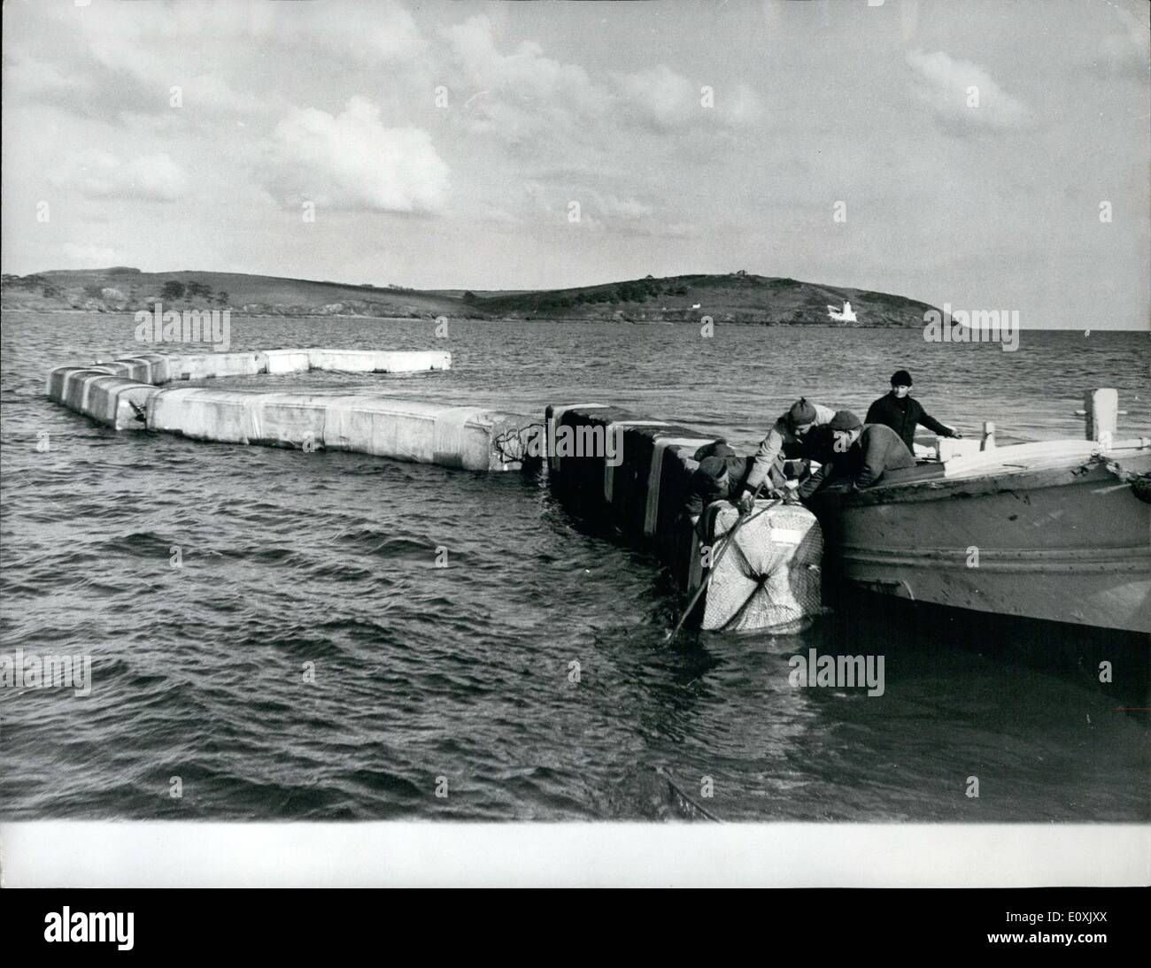 Mar. 03, 1967 Aeropreen - produire du premier boom à des fins spéciales. Sentiers panoramiques et statique complété avec succès. Aeropreen limited de High Wycombe et Ellesmere Port sont devenus la première entreprise au monde à remplir les sentiers dans le cadre d'un boom pétrolier spécialement conçu pour protéger les zones côtières et les ports de mer - la charge de la pollution de l'huile Banque D'Images