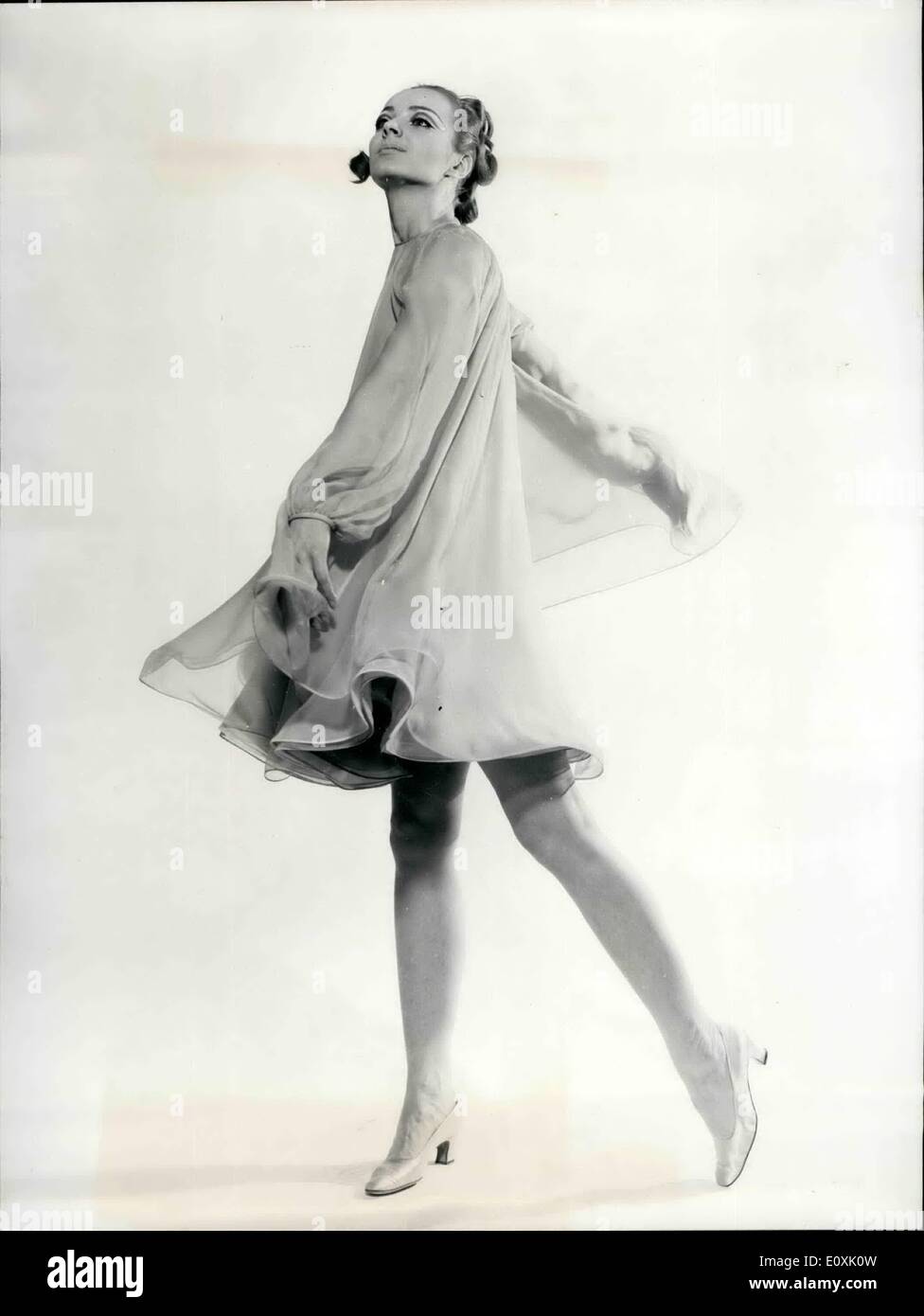 Mar. 03, 1967 - Paris de la mode. Photo montre : Nina Ricci, la célèbre  couturière de Paris, a conçu ce soir mini robe de mousseline en six tons  Photo Stock - Alamy