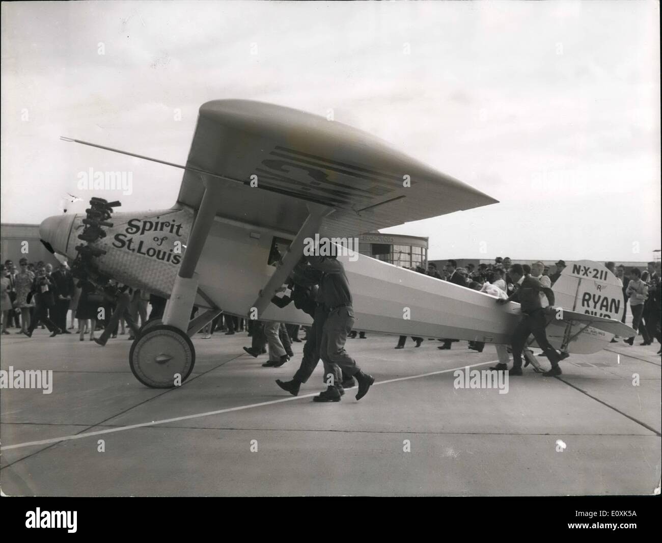 05 mai 1967 - LIdergh, il y a 40 ans. Stent américain Frank pilote hier décroche son talliman réplique de l'esprit d'un Saint Louis au Bourget à l'endroit où Charles A. Landergh était arrivé après son premier vol new york à Paris il y a 40 ans. photo montre la réplique de l'esprit de st. Il a atterri à Louis comme Le bourget hier. Banque D'Images