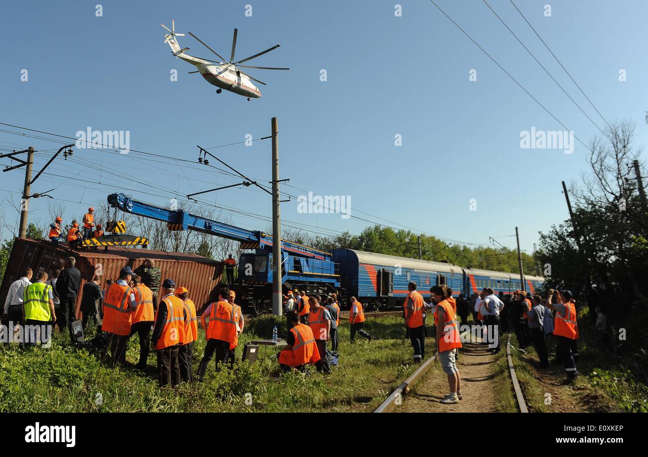 Naro-Fominsk, Moscou, Russie. 20 mai, 2014. Ministère russe de l'hélicoptère d'urgence survole le site d'une collision de trains près de la ville de Naro-Fominsk, en dehors de Moscou, le 20 mai 2014. Au moins cinq personnes sont mortes et 45 autres ont été blessées lorsque deux trains sont entrés en collision dans la région de Moscou Mardi, le ministère de l'Intérieur a dit. Source : Xinhua/Alamy Live News Banque D'Images