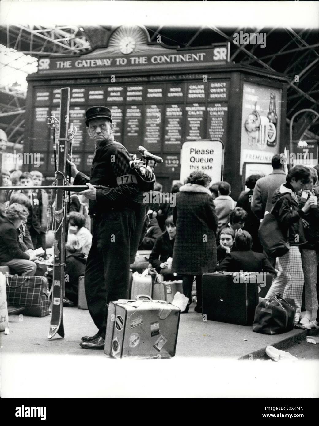 Mar. 03, 1967 - qui serait porteur de temps de vacances : Harold Waite, qui a été porteur pendant 40 ans à la gare de Victoria, Londres, maison de gateway sur le continent, vous dira que le temps des vacances sur cette station est travail dur comme vous pouvez le voir sur cette photo qu'il bosses skis, bouble-barelled shotgun, clubs de golf pour l'un des vacanciers sur le continent pour la Pâques. Il va passer son temps de Pâques à pied à son domicile, à Twickenham. Banque D'Images