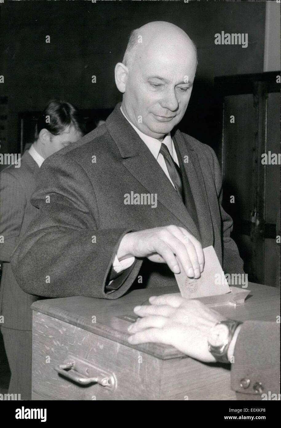 Mars 05, 1967 - Waldeck Rochet, Leader du Parti communiste français, jette son vote à une élection à l'Ecole des garcons à Nanterre. Banque D'Images