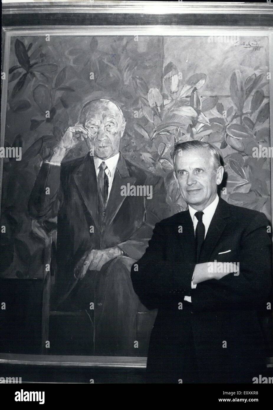 Mar. 09, 1967 - Une exposition des œuvres de l'artiste anglais Graham Sutherland a été mis sur l'affichage à Munich. 150 tableaux à l'huile, Banque D'Images