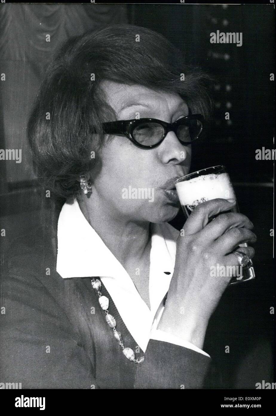 Avril 01, 1967 - Sur la photo est artiste de cabaret Josephine Baker à Munich. Elle bénéficie d'une bonne bière après répétition pour son spectacle de cabaret dans ''Madeleine. Banque D'Images