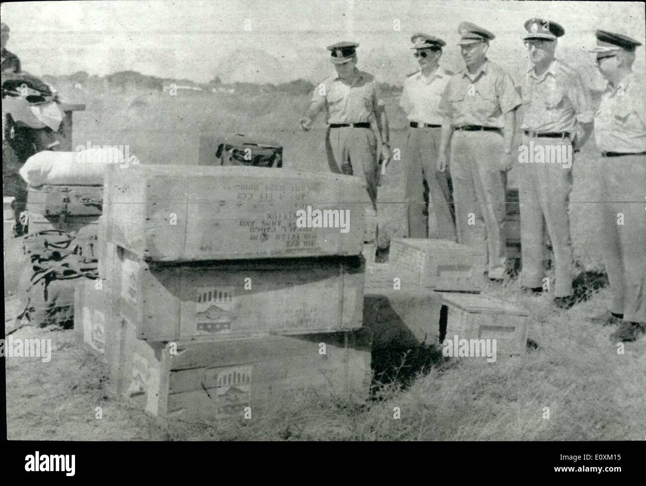 Avril 04, 1967 - les hommes de l'armée bolivienne lors de la réception d'un chargement d'armes pour lutter contre les guérillas. United States. Banque D'Images