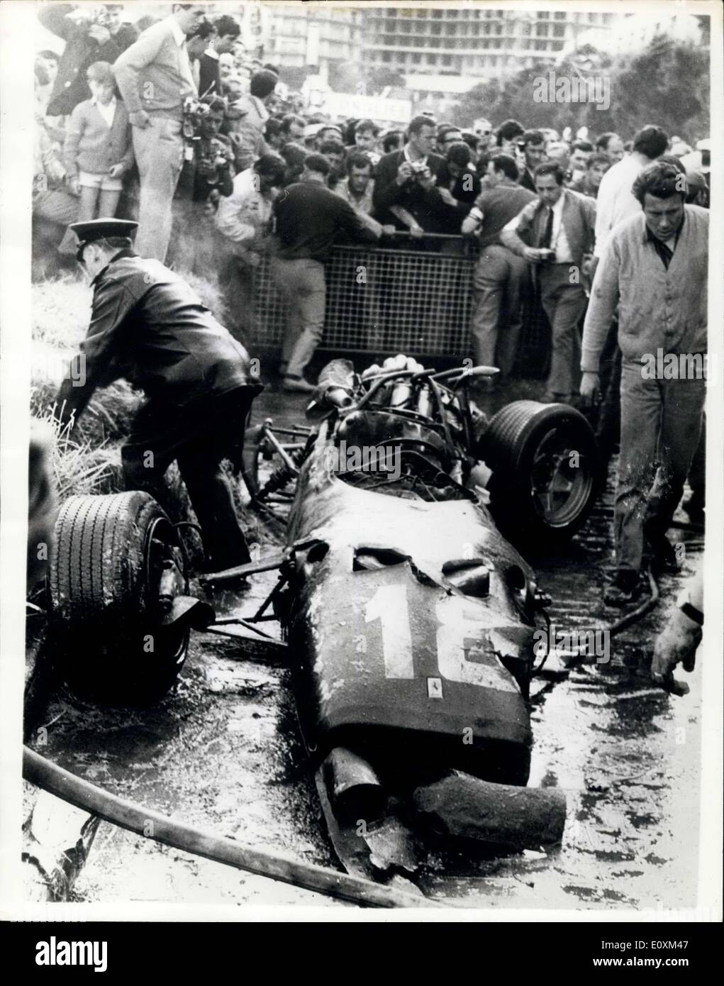 Mai 09, 1967 pilote de course - grièvement blessé à Grand Prix de Monaco. Le pilote Italien Lorenzo Bandini a été signalé à être toujours dans un Banque D'Images