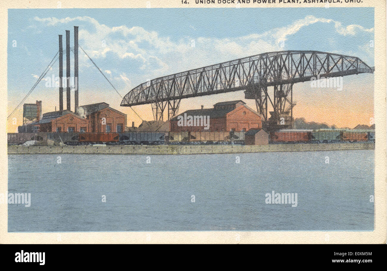 Une carte postale historique représentant l'Union Dock et la centrale électrique à Ashtabula, Ohio. L'image montre l'infrastructure industrielle et la zone portuaire d'une période antérieure. Banque D'Images