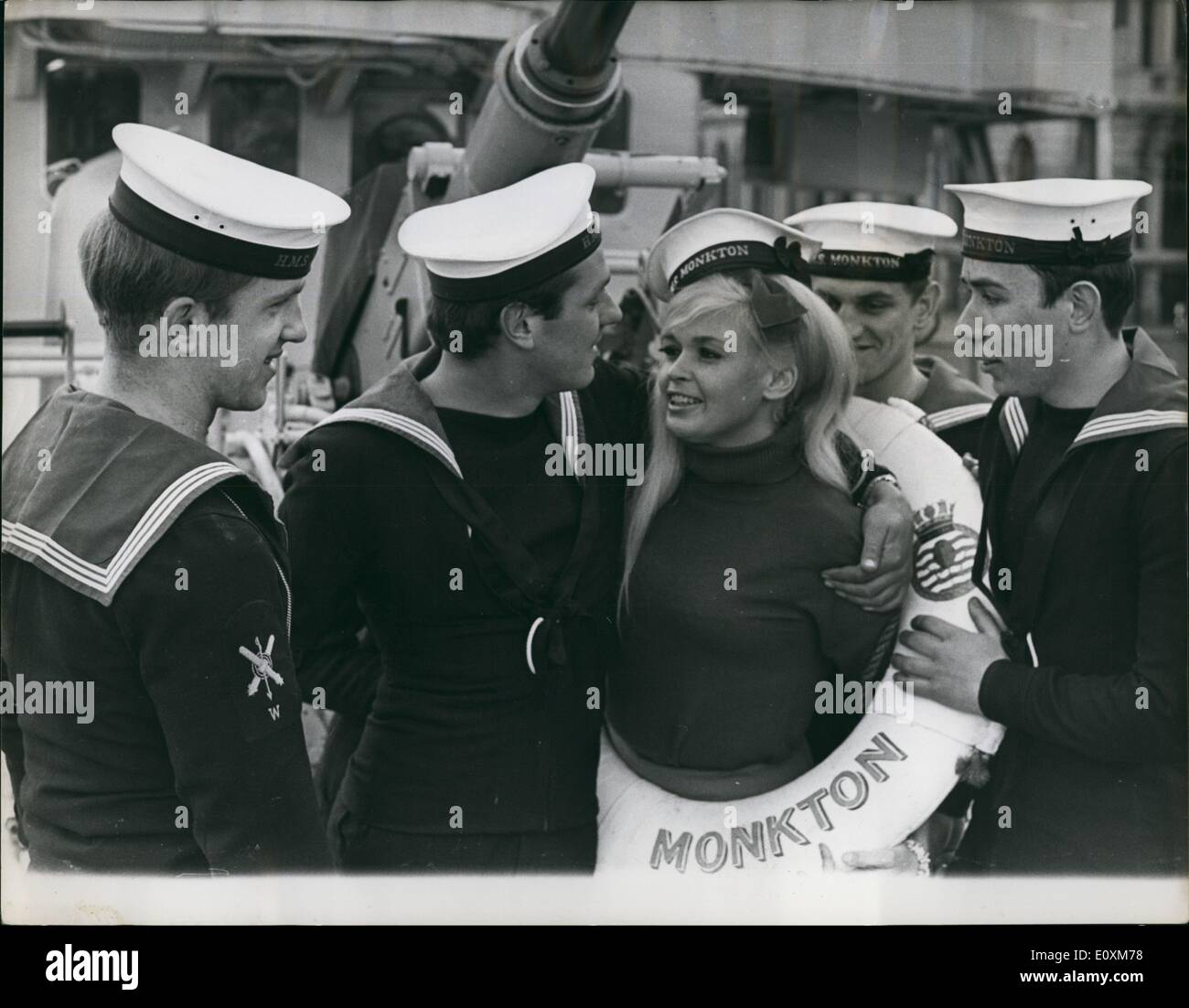 Avril 04, 1967 - Jayne Mansfield est pin up Marine : le w du démineur H.M.D. MOnkton, sur une visite de six jours la Tyne, ont Banque D'Images