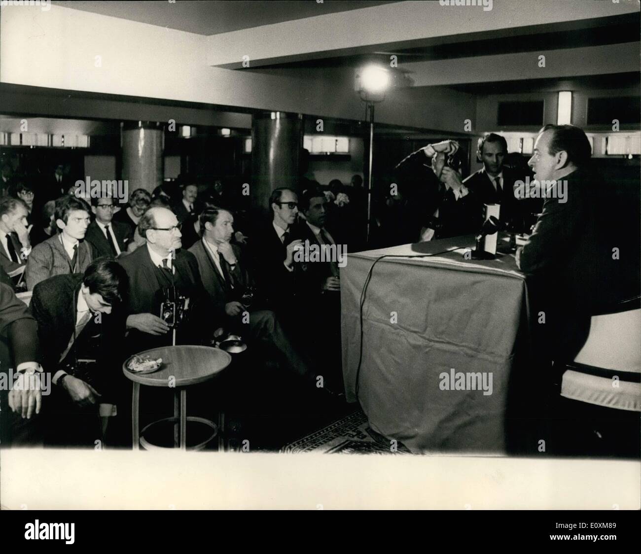 Avril 04, 1967 - William Manchester - L'auteur de l'ouvrage intitulé "Mort d'un président'' tient une conférence de presse : 44 ans, l'écrivain américain William Manchester dont le livre sur le président Kennedy appelé ''"mort d'un président'' est publié en Grande-Bretagne aujourd'hui - a tenu une conférence de presse ce matin à l'Hôtel Savoy à Londres. La photo montre la vue générale lors de la conférence de presse donnée par William Manchester, au Savoy Hôtel aujourd'hui. Banque D'Images