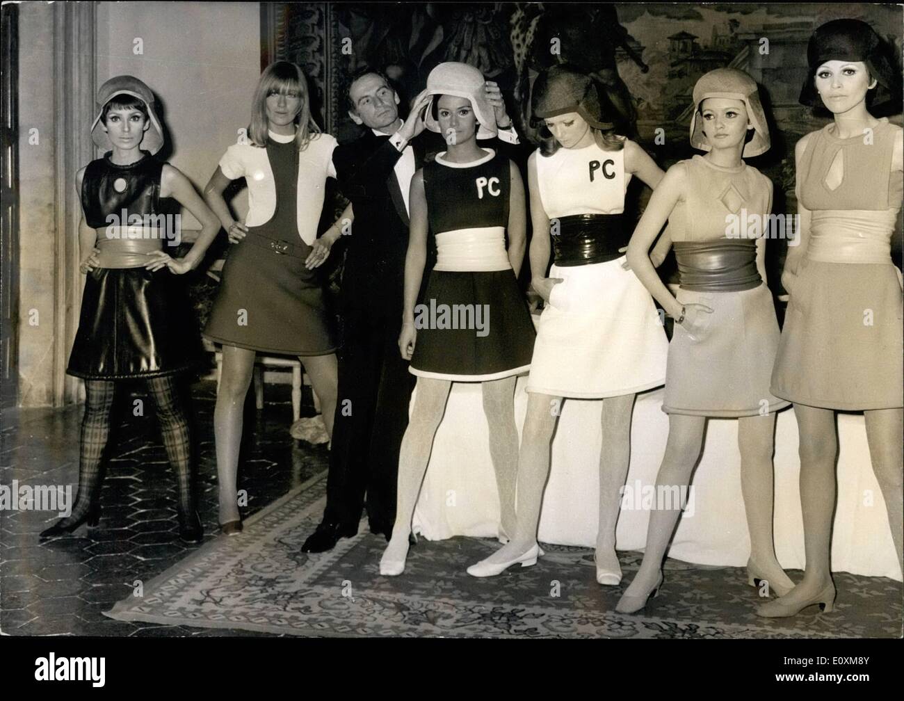 Avril 04, 1967 - Pierre Cardin à Rome : Fashion show à l'Ambassade de  France. Pierre Cardin le célèbre couturier français a présenté sa  collection ''Spring 67'' au Palais Farnese, siège de
